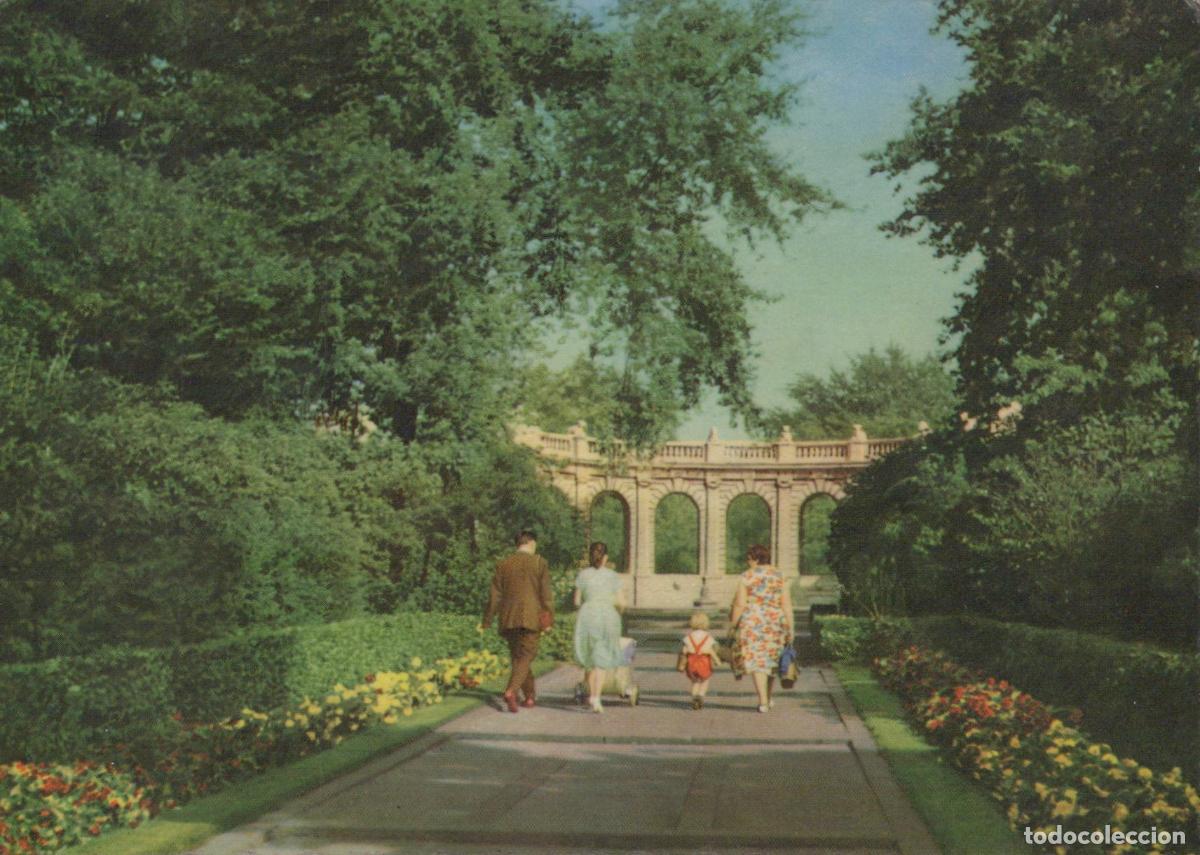 Cartes Postales: Germany Berlin Family Walking Through A Park With an Arched Structure in *YAX296