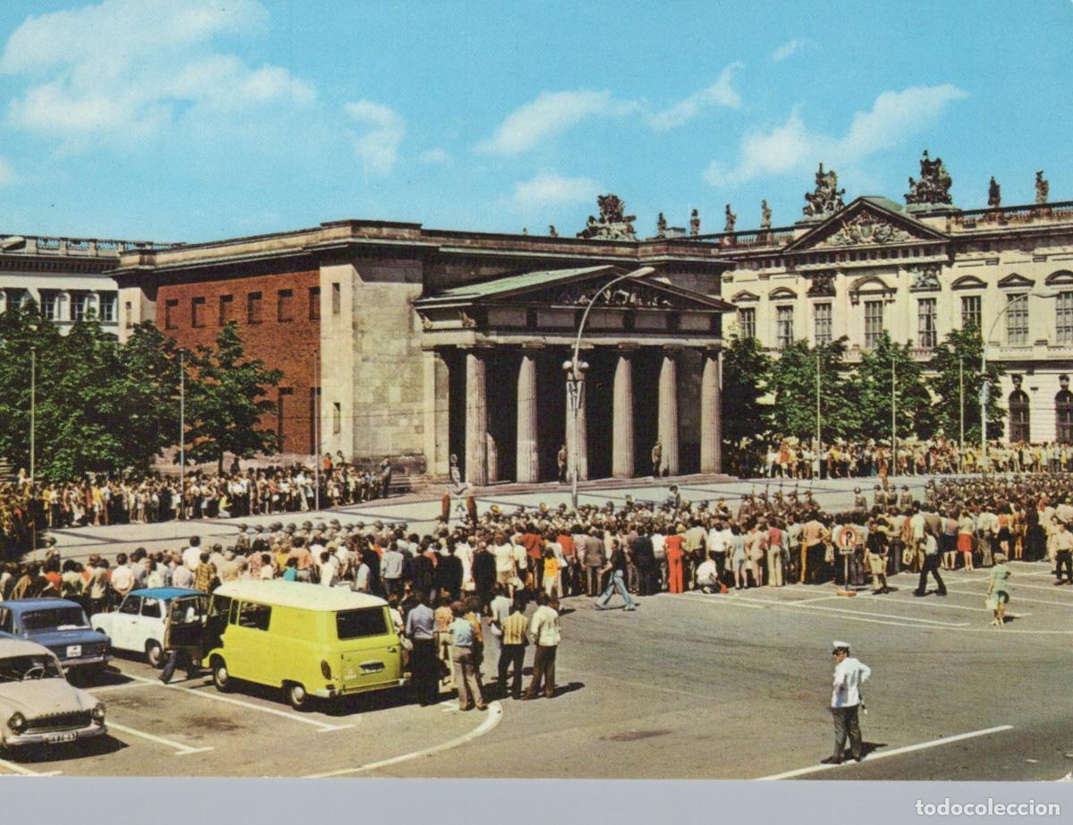 Cartes Postales: Germany Berlin Unter den Linden Commemorative Monument Crowd Unposted *YAX299