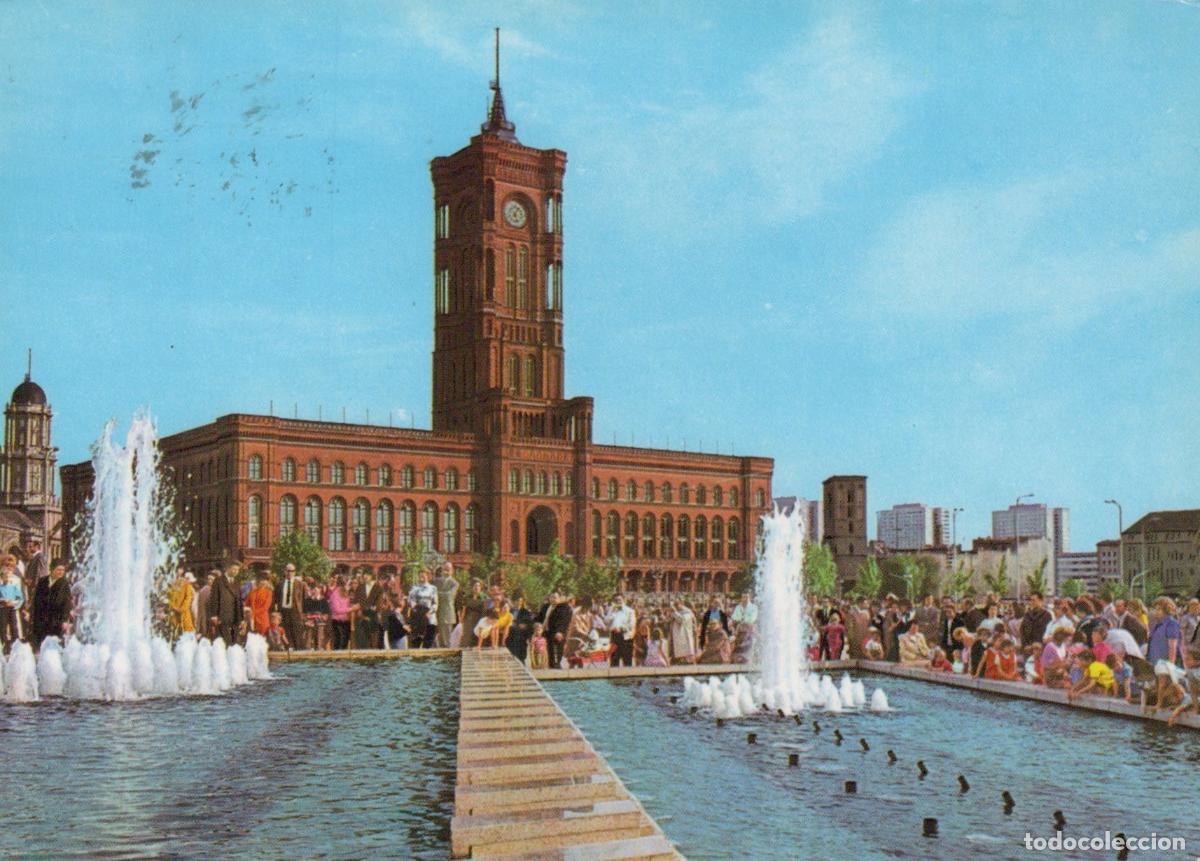 Postais: Germany Berlin Red Town Hall With Fountains and Crowds East *YAX555