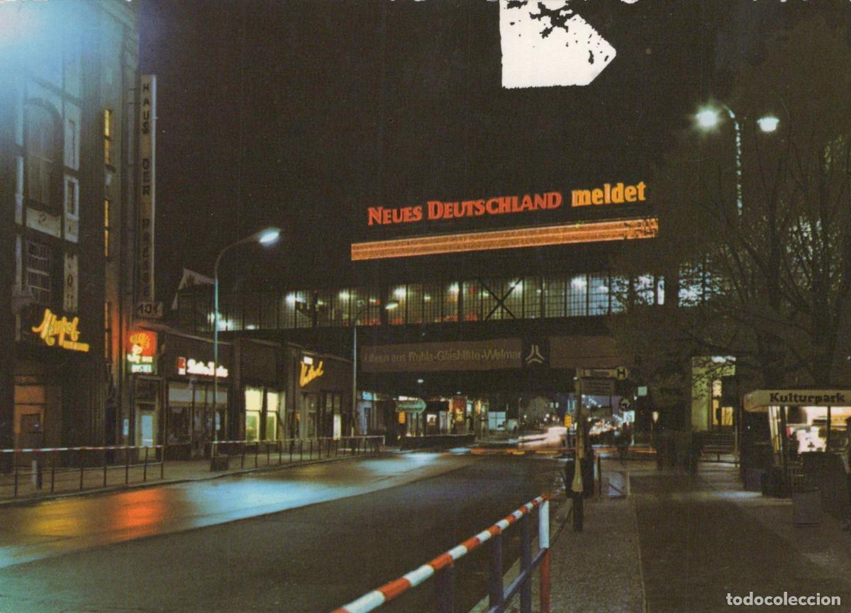 Postais: Germany Berlin Friedrichstrasse Station At Night Neues Meldet Sign *YAX559
