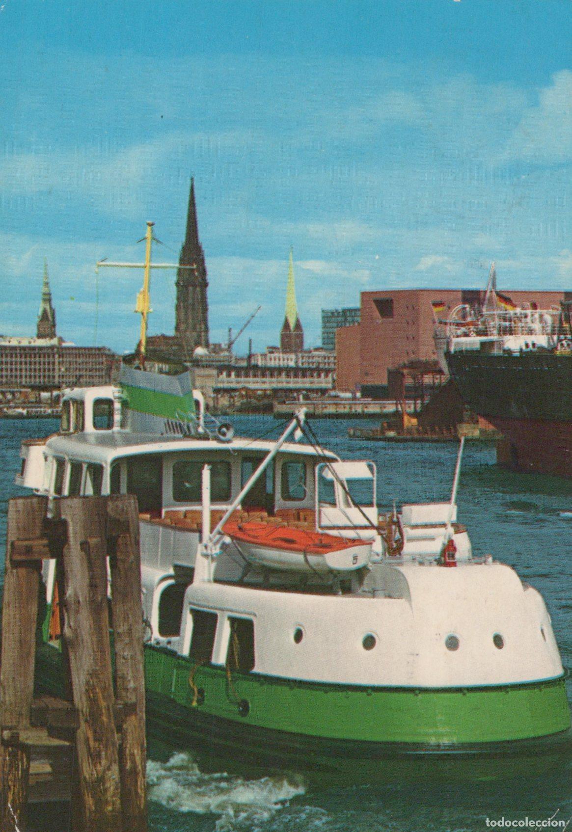 Postais: Germany Hamburg Green and White Ferry Boat in Harbor With Cityscape *YAX932