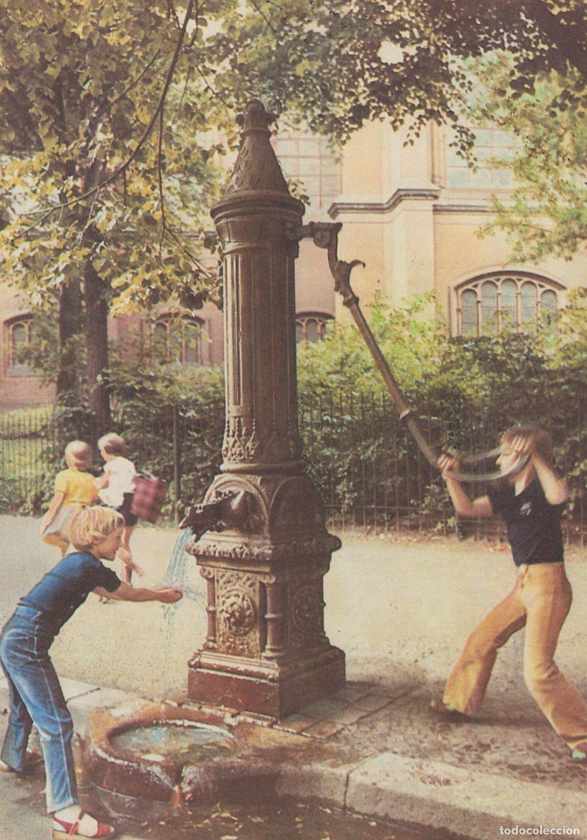 Postales: Germany Children Playing At Old Hand Pump Fountain Unposted *YAX979