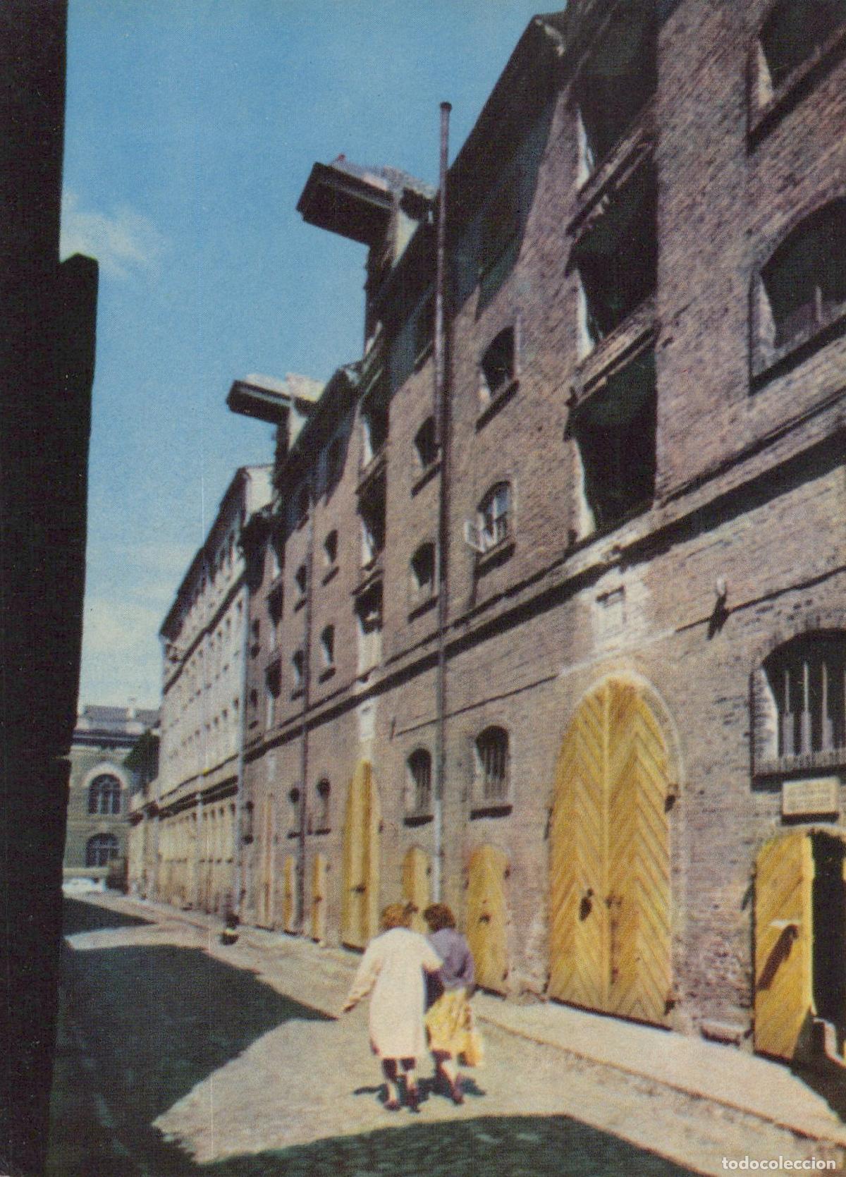 Postkarten: Latvia Riga 17th Century Warehouses in Arsenal Street People Unposted *YAY080