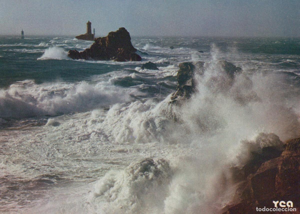 Postkarten: France Pointe du Raz Lighthouse la Vieille Rough Sea Waves Unposted *YAY487