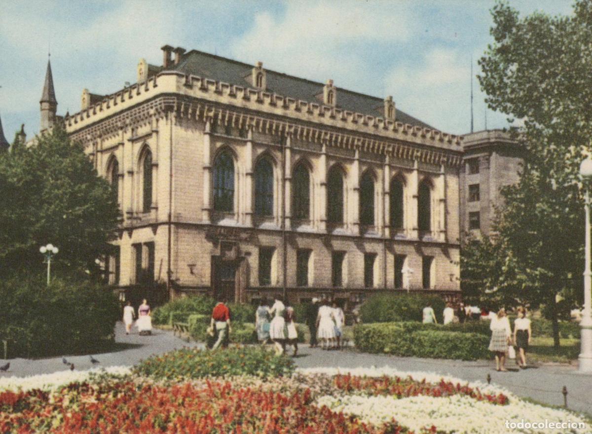Postais: Latvia Riga State Philharmonics Building People Walking in Park Unposted *YAY636