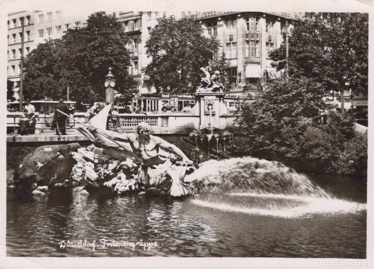 Postales: Germany D&uuml;sseldorf Tritonenbrunnen Fountain With Buildings and Trees *YAY985