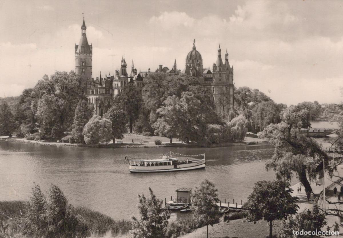 Postales: Germany Schwerin Castle and Lake With Boat *YAZ290