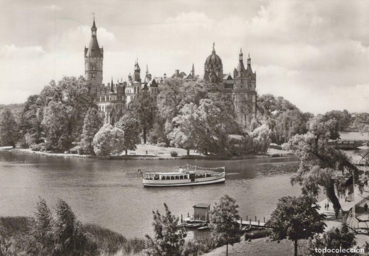 Postales: Germany Schwerin Castle With A Boat On the Lake *YAZ292