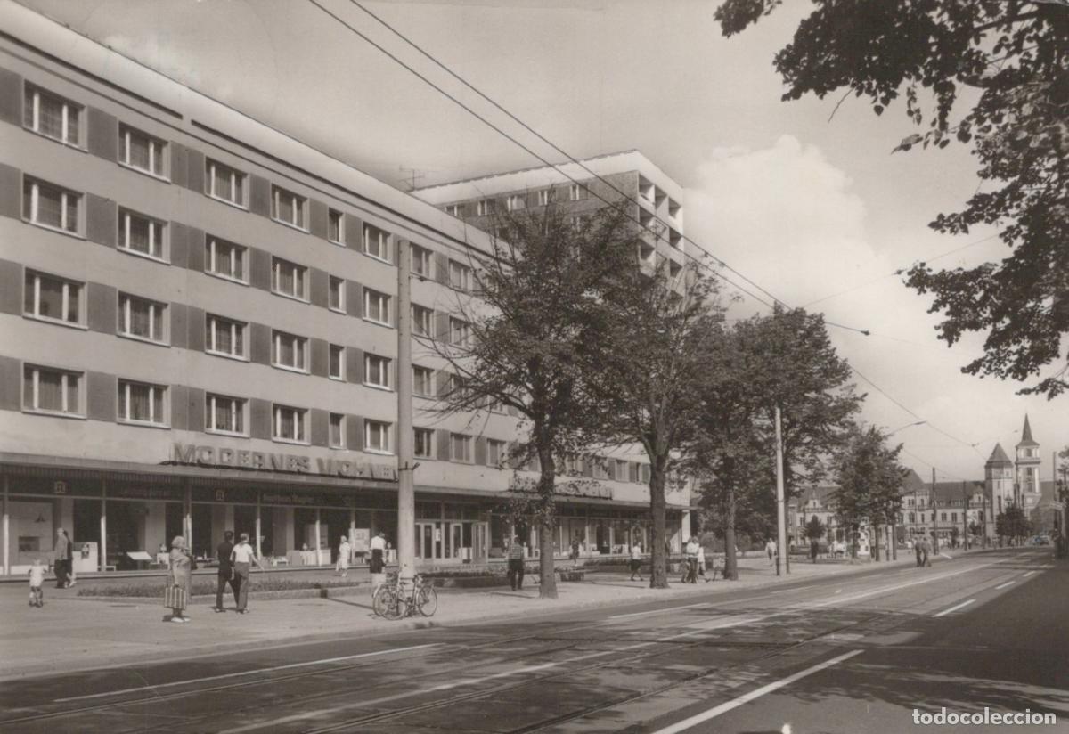 Postcards: Germany Berlin Wall Modernes M&ouml;belhaus and Street Scene *YAZ275