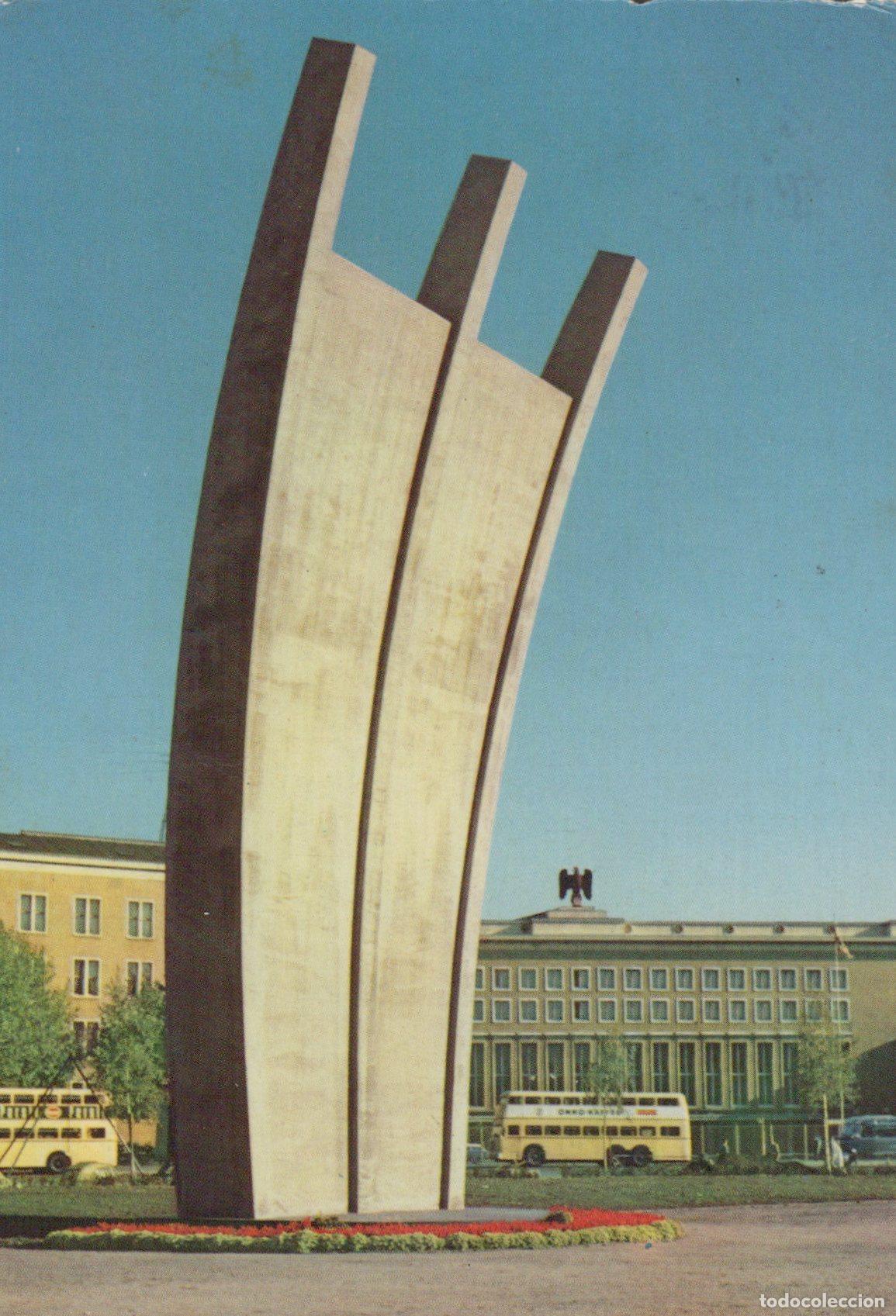 Cartes Postales: Germany Berlin Wall Luftbr&uuml;cken Ehrenmal Monument With Buses *YAZ563