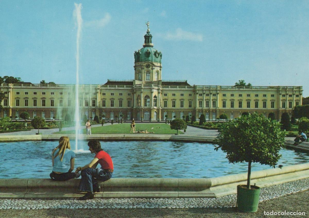 Cartes Postales: Germany Charlottenburg Palace Fountain People Architecture *YAZ941