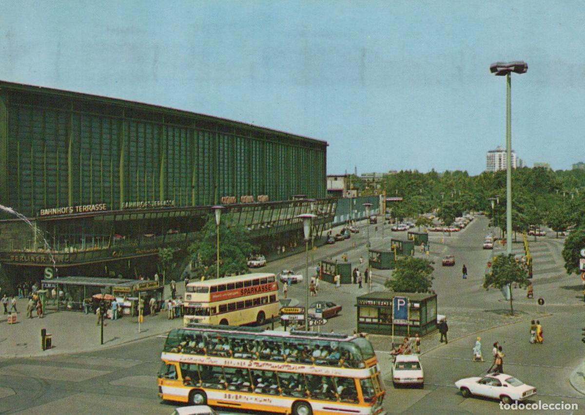 Cartes Postales: Germany Berlin Wall Buses and Cars On A Street in Front of A Large *YAZ922