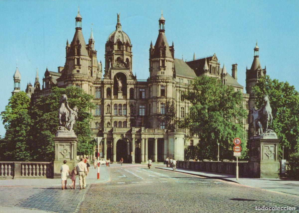 Postkarten: Germany Schwerin Castle With Bridge and Statues *YBA875