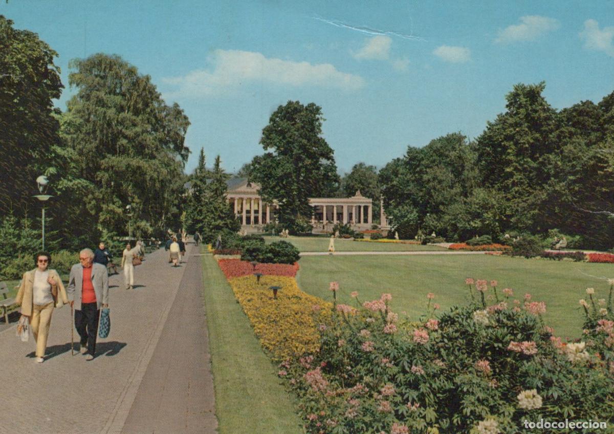 Cartes Postales: Germany Bad Oeynhausen Spa Park With People Walking and Flowers *YBA929