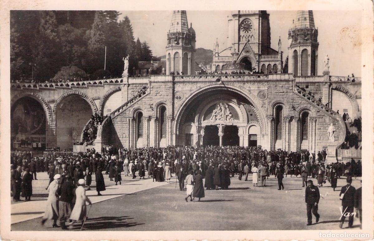 Postales: Postal de la entrada a la Bas&iacute;lica del Rosario en Lourdes