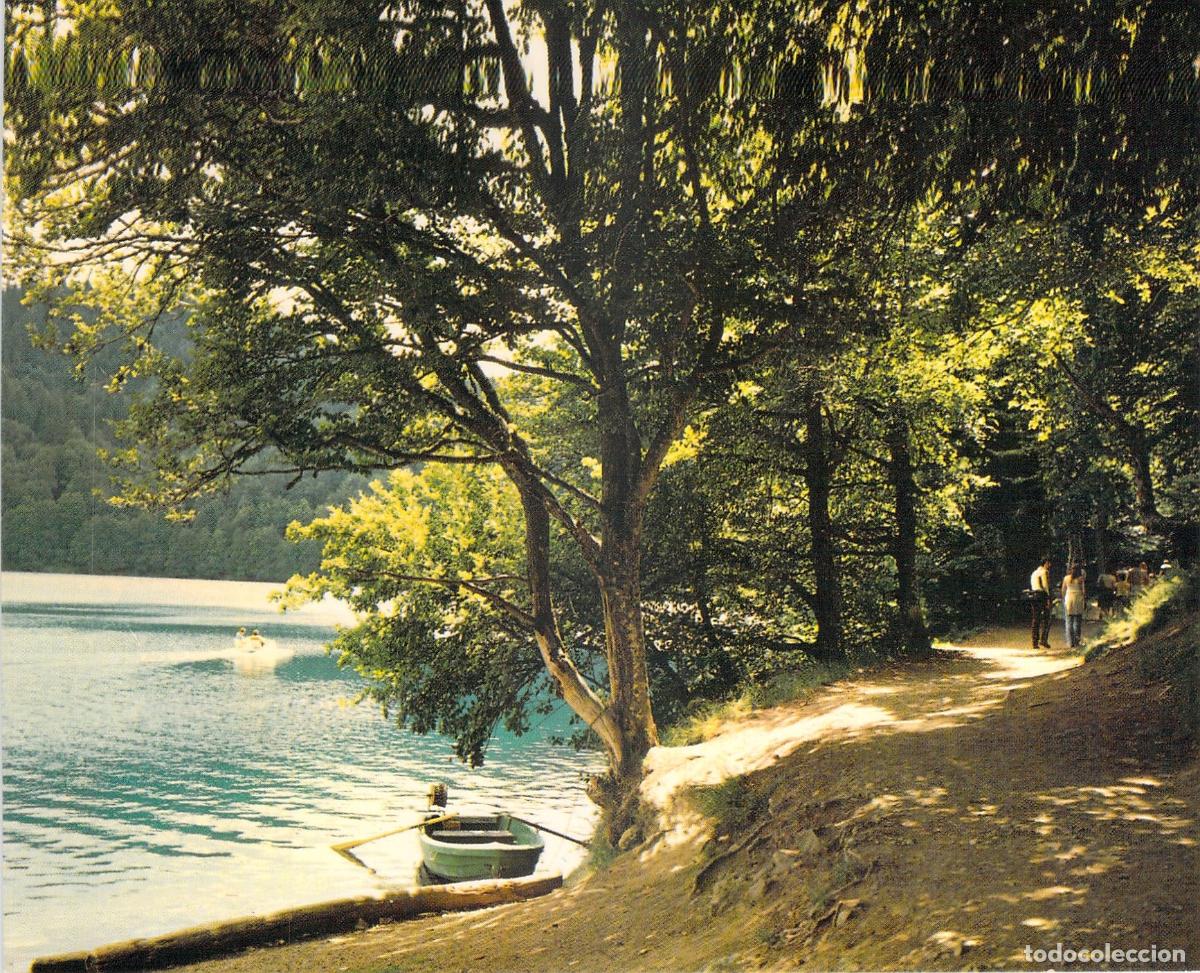 Postales: Postal del Lac Pavin en Auvernia Francia