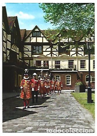 Postales: TOWER OF LONDON. YEOMEN WARDERS ON CHURCH PARADE MOVING OFF FROM QUEEN&acute;S HOUSE.- INGLATERRA