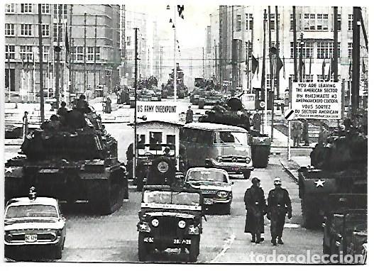 Postales: &rdquo; DIE KONFRONTATION &rdquo; AMERIKANISCHE UND SOWJETISCHE PANZER AM CKECKPOINTCHARLIE.- BERLIN