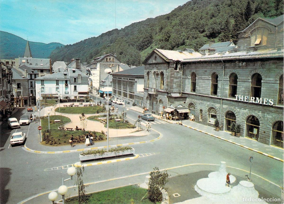 Postales: Postal de Le Mont-Dore Plaza del Pante&oacute;n y Establecimiento Termal en Francia