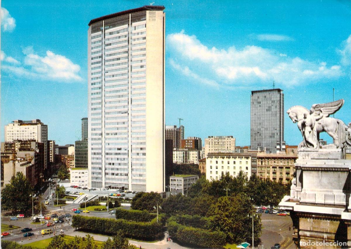 Postales: Postal de la Piazza Duca d'Aosta y Torre Pirelli en Mil&aacute;n