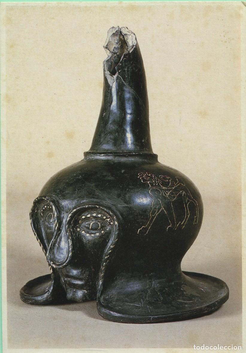 Postales: Arte etrusca. Vaso con forma de cabeza de guerrero de Caere, necr&oacute;polis de Banditaccia. Grafito Bucc