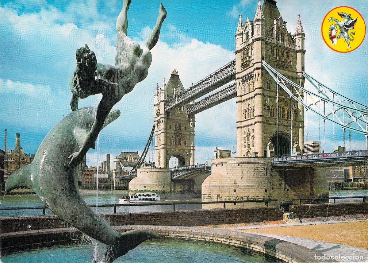 Postales: Postal de Tower Bridge en Londres con estatua de delf&iacute;n