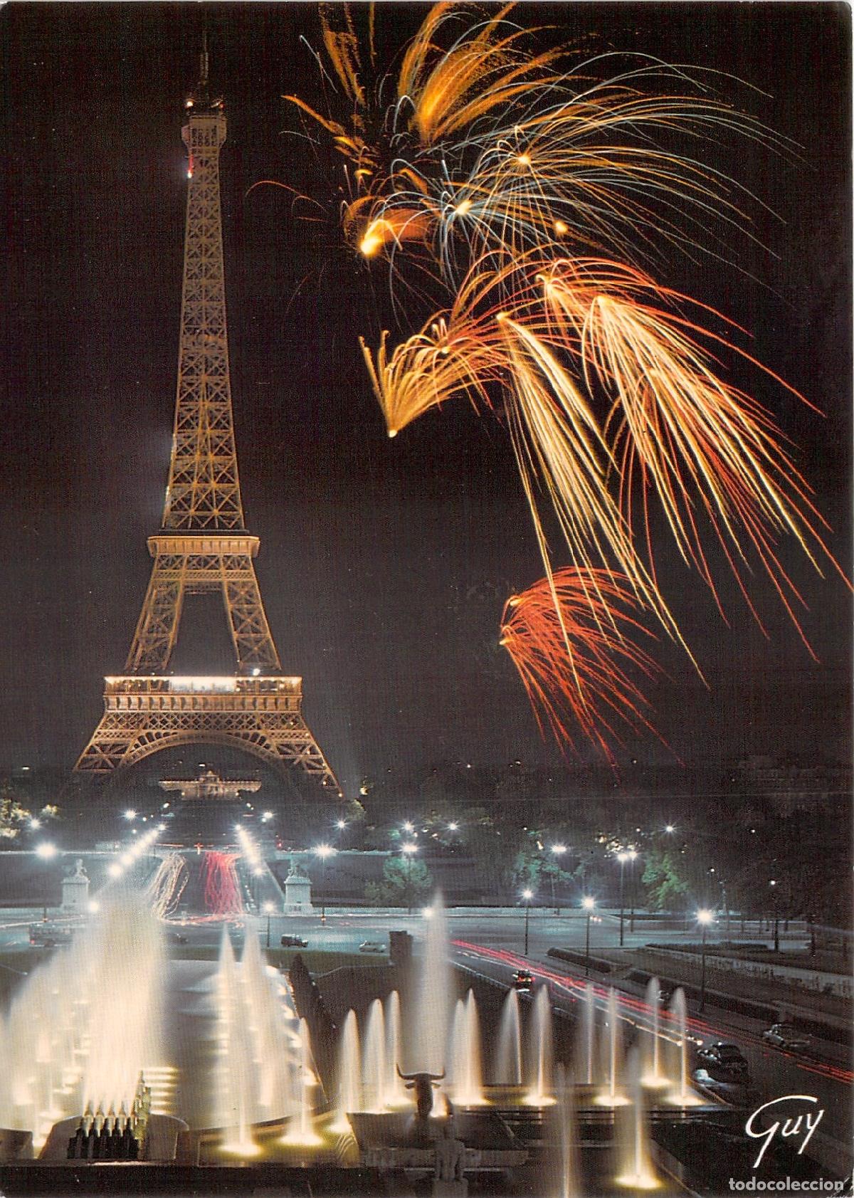 Postales: Postal de la Torre Eiffel de noche con fuegos artificiales en Par&iacute;s