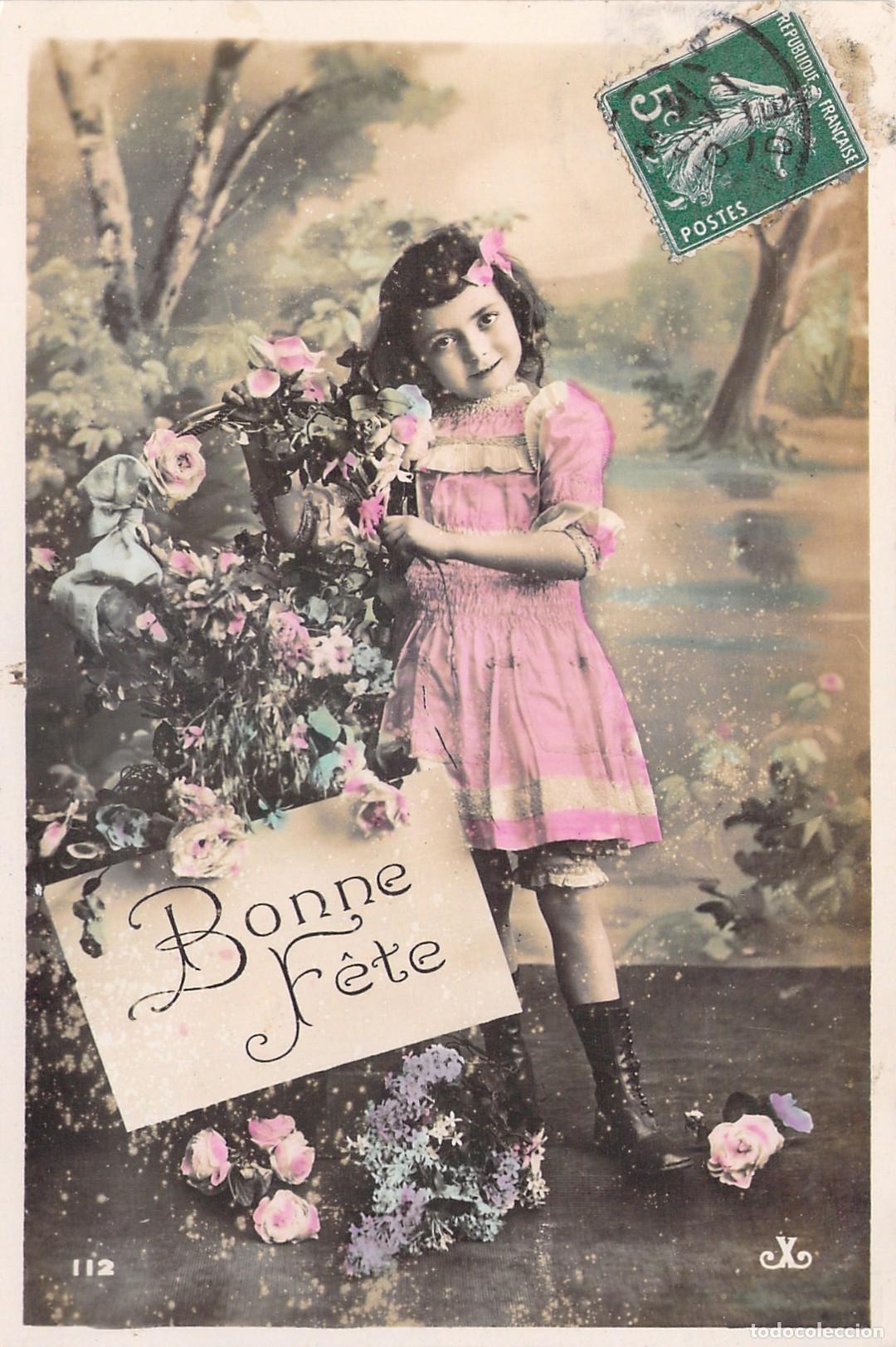 Postales: Postal antigua de ni&ntilde;a con flores y mensaje de felicitaci&oacute;n