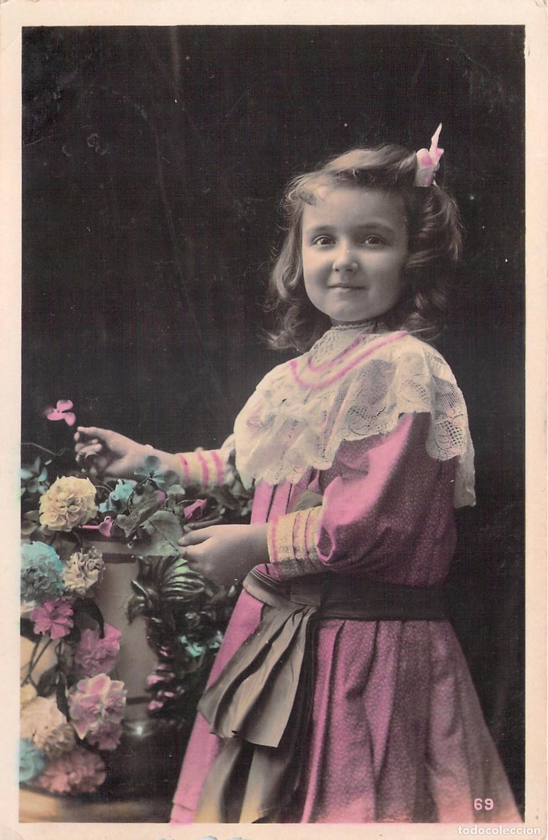 Postales: Postal de una ni&ntilde;a con flores, Verdille, Francia