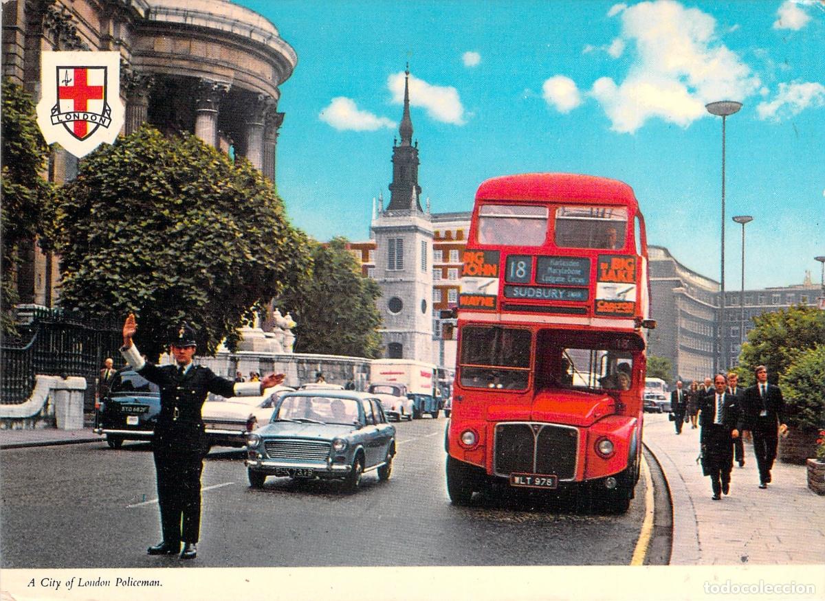 Postales: Postal de un Polic&iacute;a de Londres controlando el tr&aacute;fico en St. Pauls