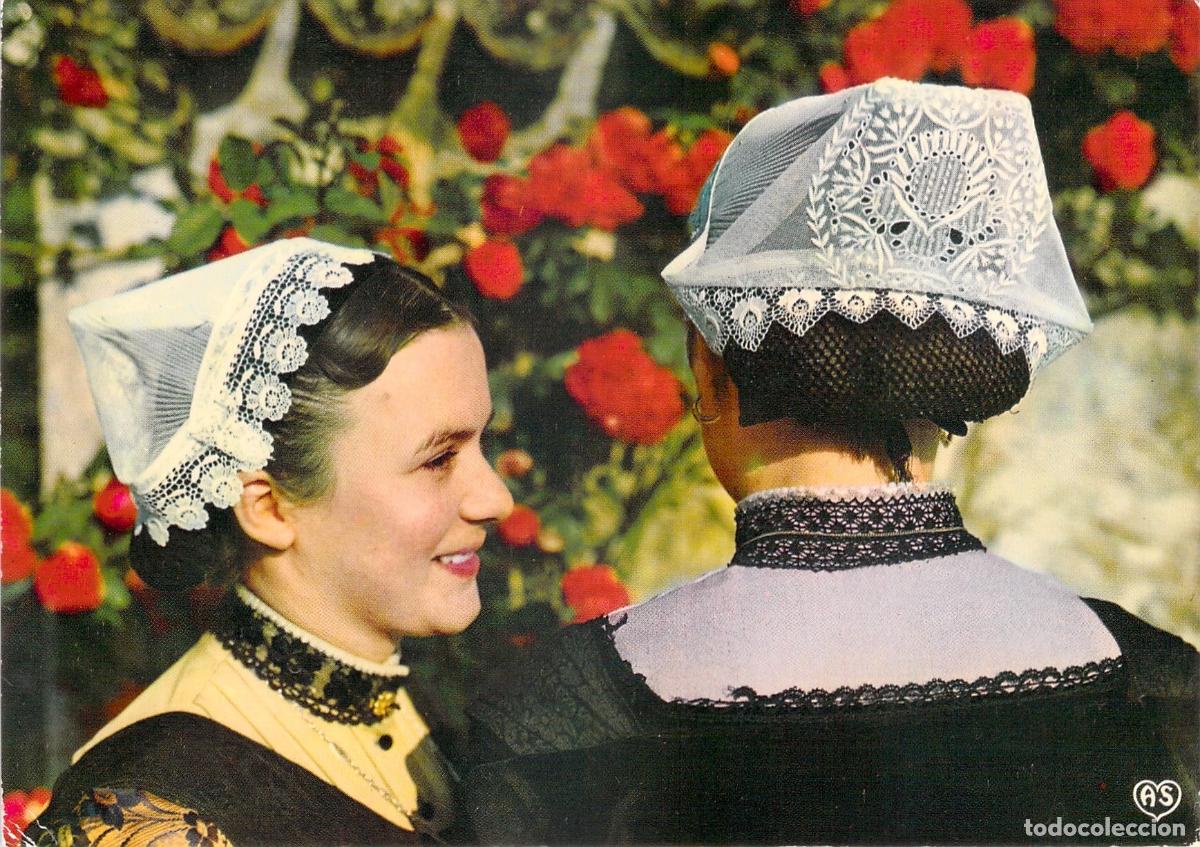 Postales: Postal de mujeres con trajes regionales tradicionales de Marais