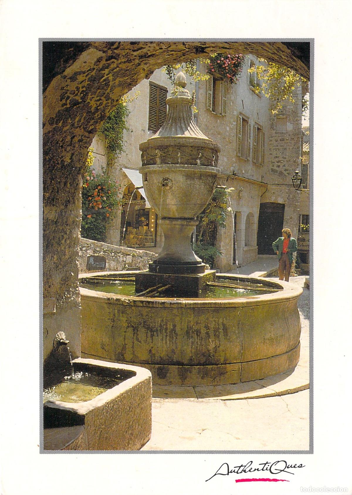 Postkarten: Postal de una fuente de piedra tradicional en una plaza de pueblo