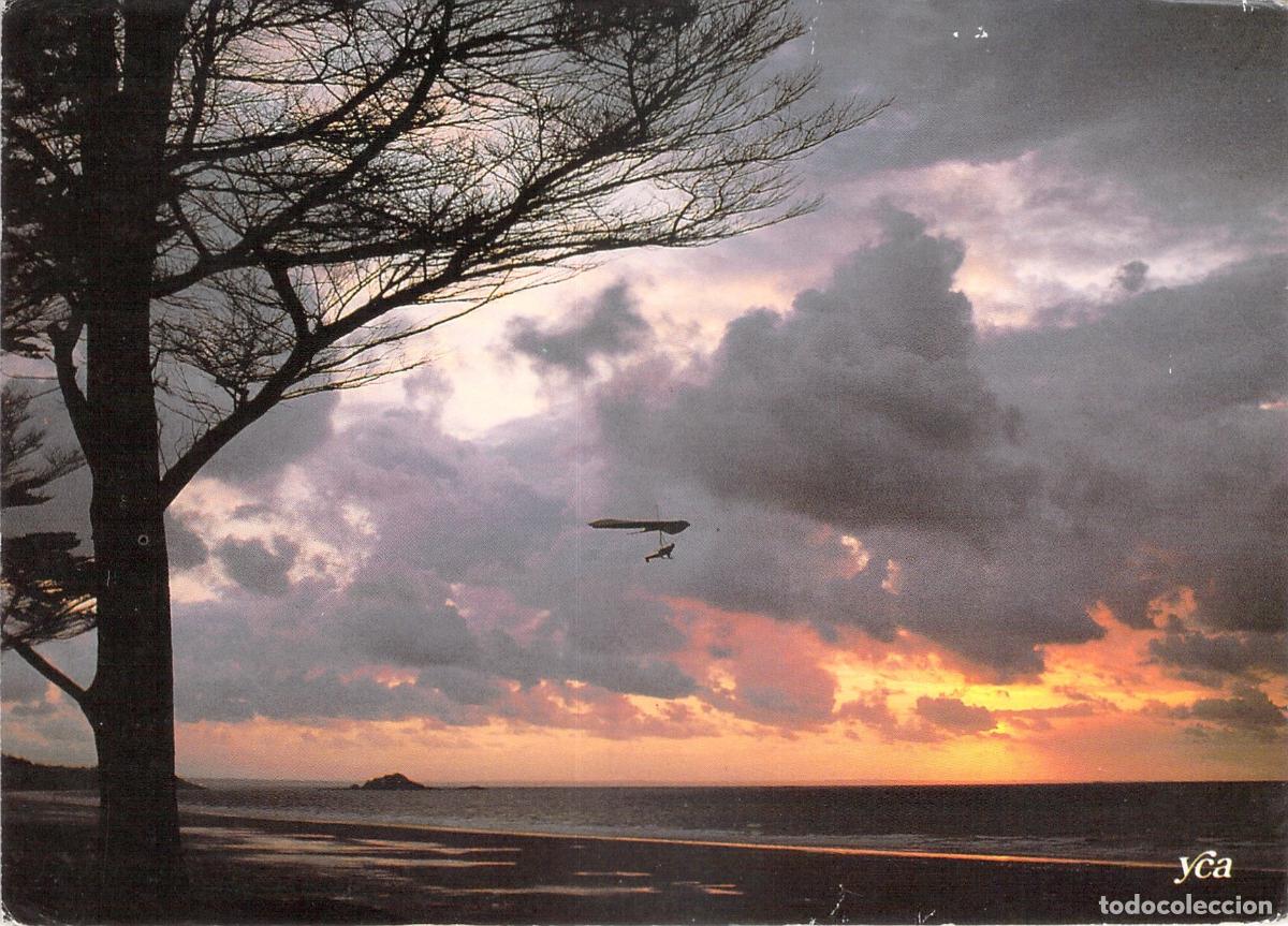 Cartoline: Postal de ala delta sobre playa en Breta&ntilde;a, Francia