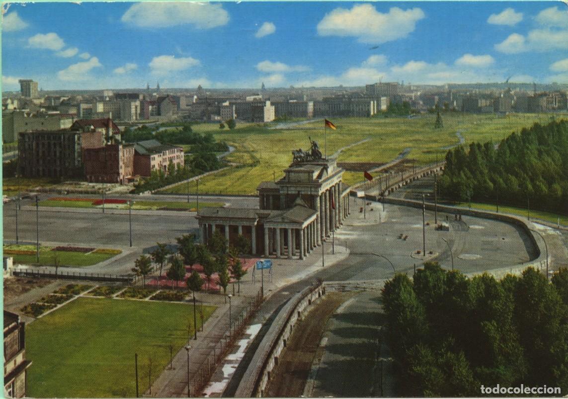 Postales: N&ordm; 971/6-BERL&Iacute;N. Alemania. La puerta de Brandenburgo despu&eacute;s de agosto de 1961. Circulada en 1975. E