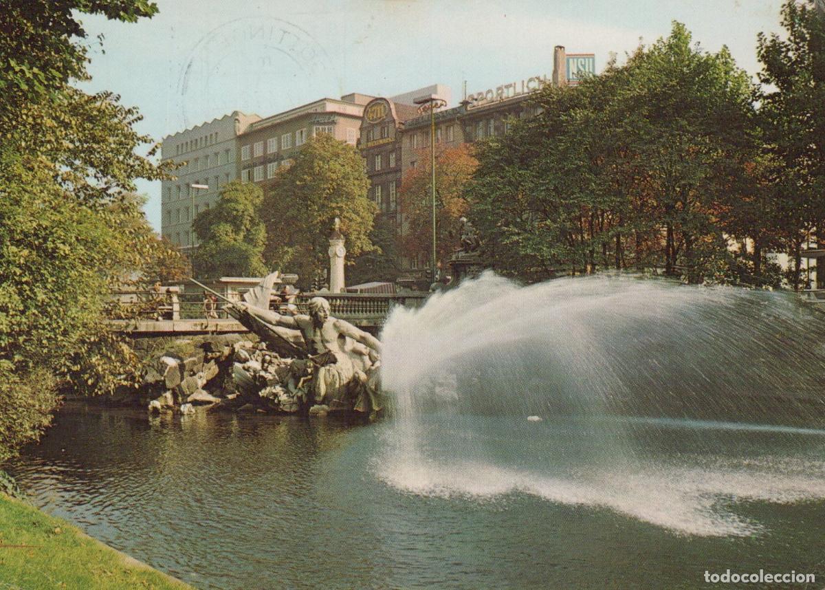 Cartes Postales: Germany Berlin Wall Fountain And Buildings In A Park In *YBB084