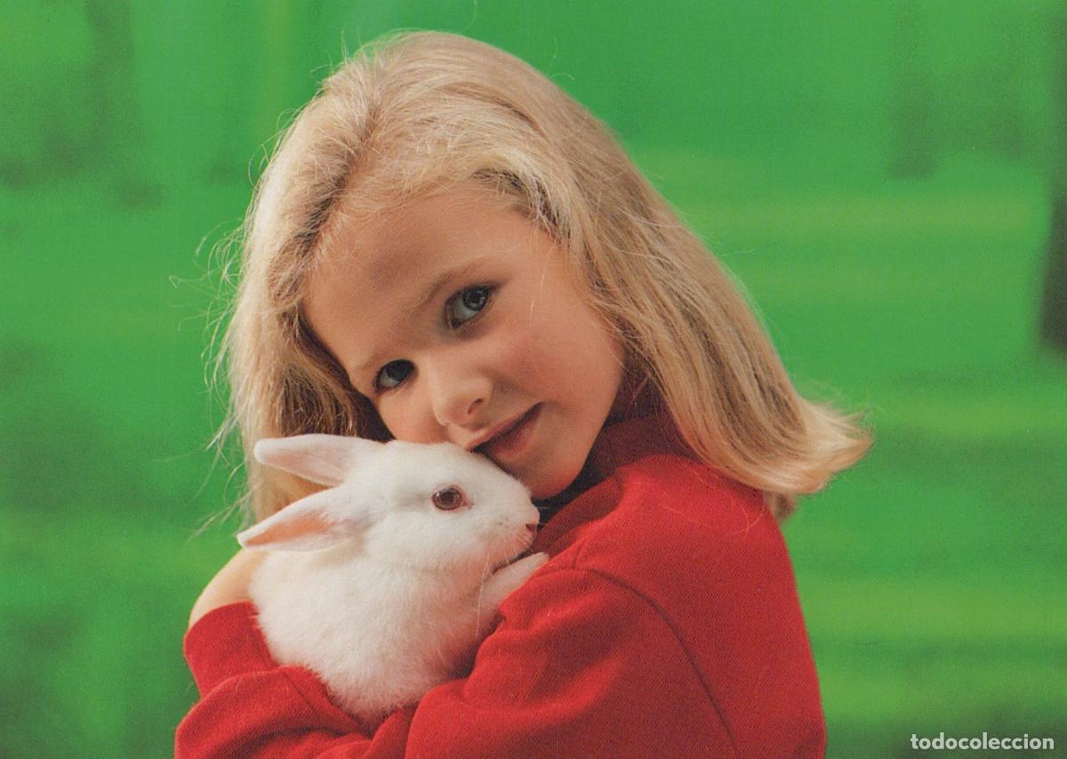 Cartes Postales: France Tourcoing Little Girl In Red Sweater Cuddling A White Unposted *YBB409
