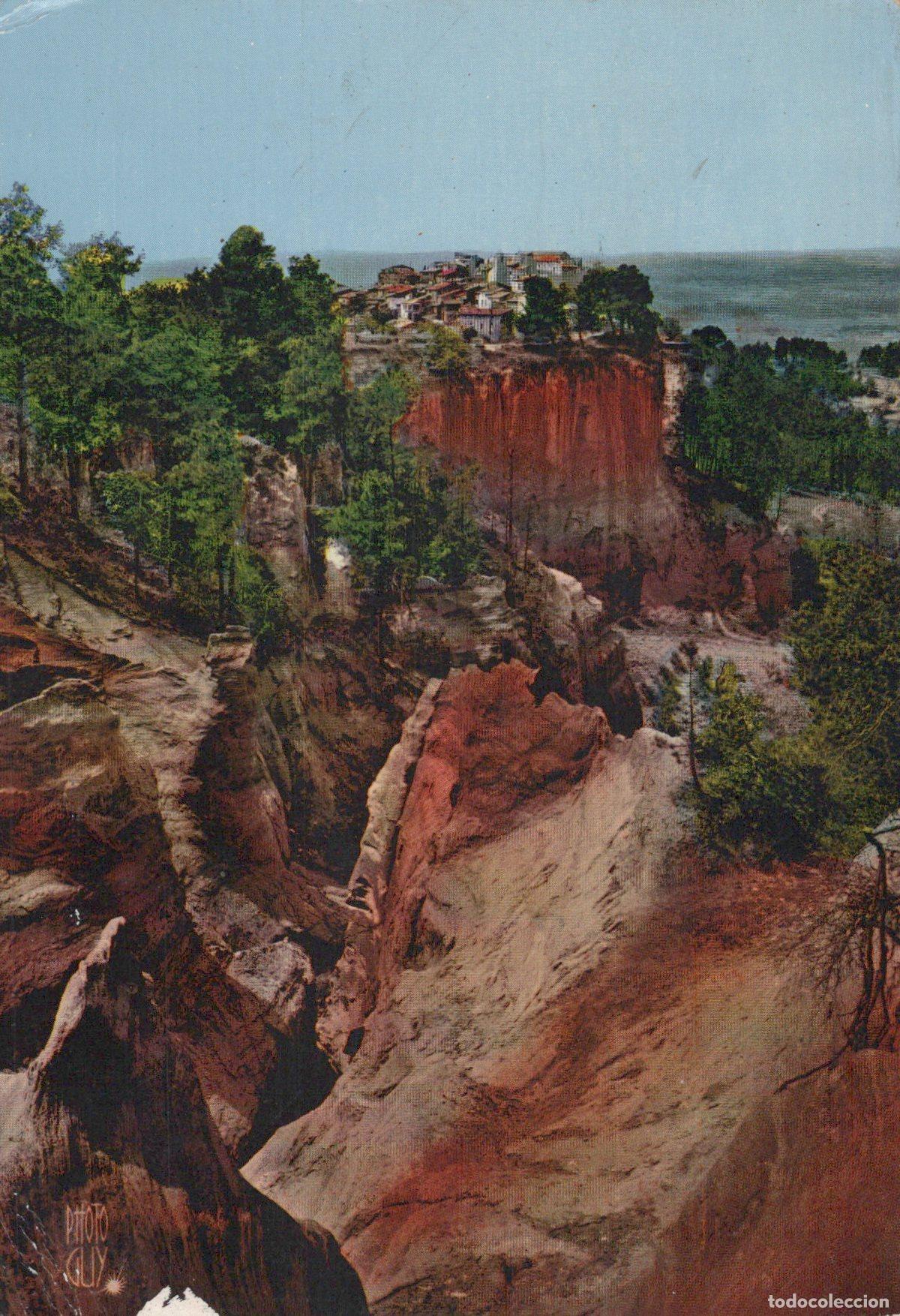 Cartoline: France Roussillon Vaucluse Ocher Cliffs And Village Perched On Hill *YBB600