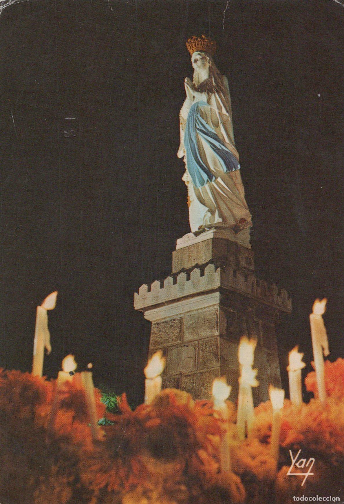 Cartoline: France Lourdes The Crowned Virgin Statue With Candles At Night *YBB610