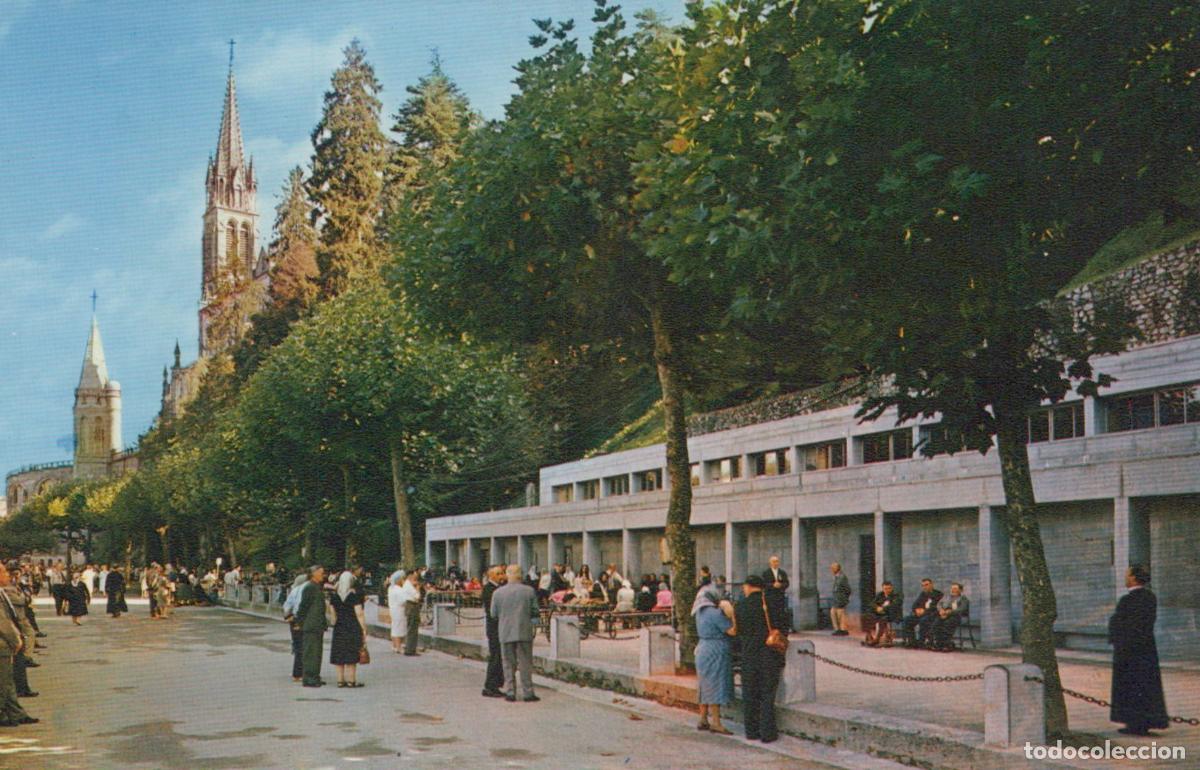 Cartes Postales: France Lourdes Patients Waiting Before The Pools Basilica In Background *YBB640