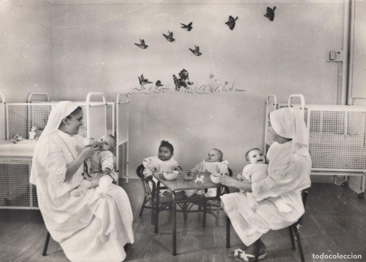 Postkarten: France Brest Nuns Feeding Babies In La Pouponni&egrave;re Real Photo Unposted *YBB666