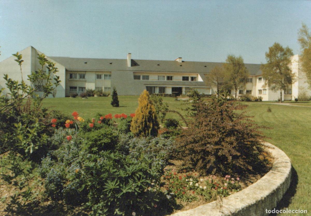 Postcards: France Bretagne Brehan Penn Ker Modern Building With Garden And Unposted *YBB940