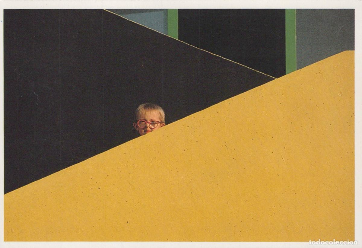 Postkarten: France Lille Nord Region Child Peeking Over Yellow Wall Unposted *YBB938