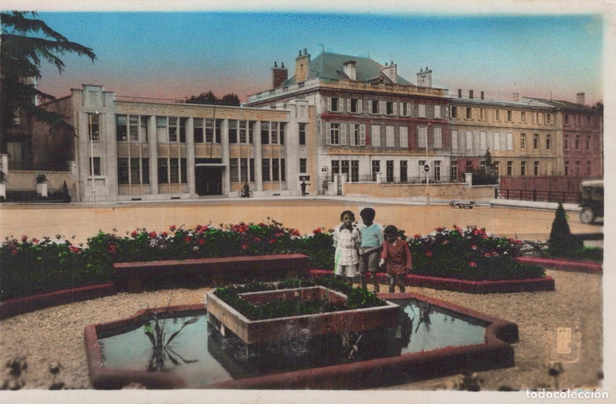 Postkarten: France Niort Post Office And Square With Children By Fountain Unposted *YBC486