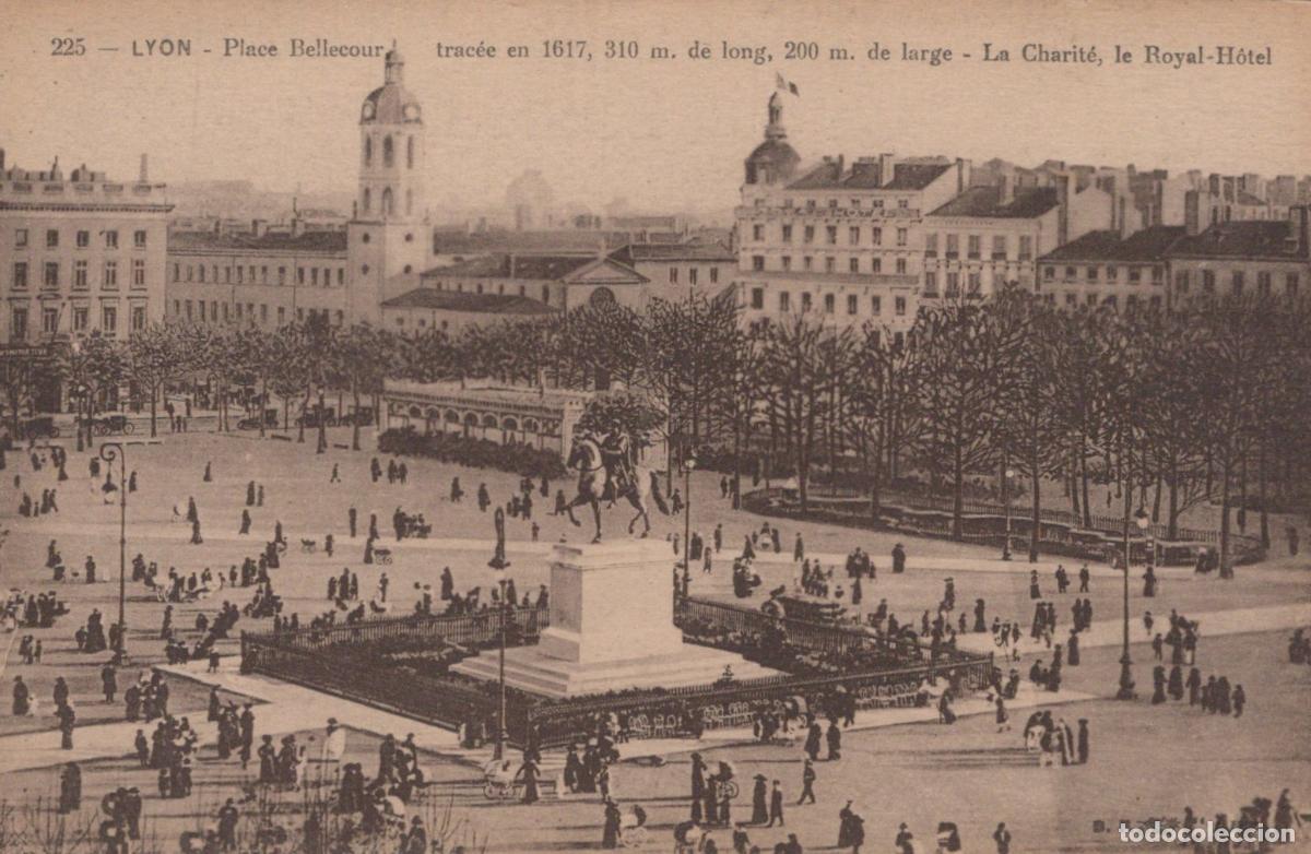 Cartoline: France Lyon Place Bellecour In Unposted *YBC357