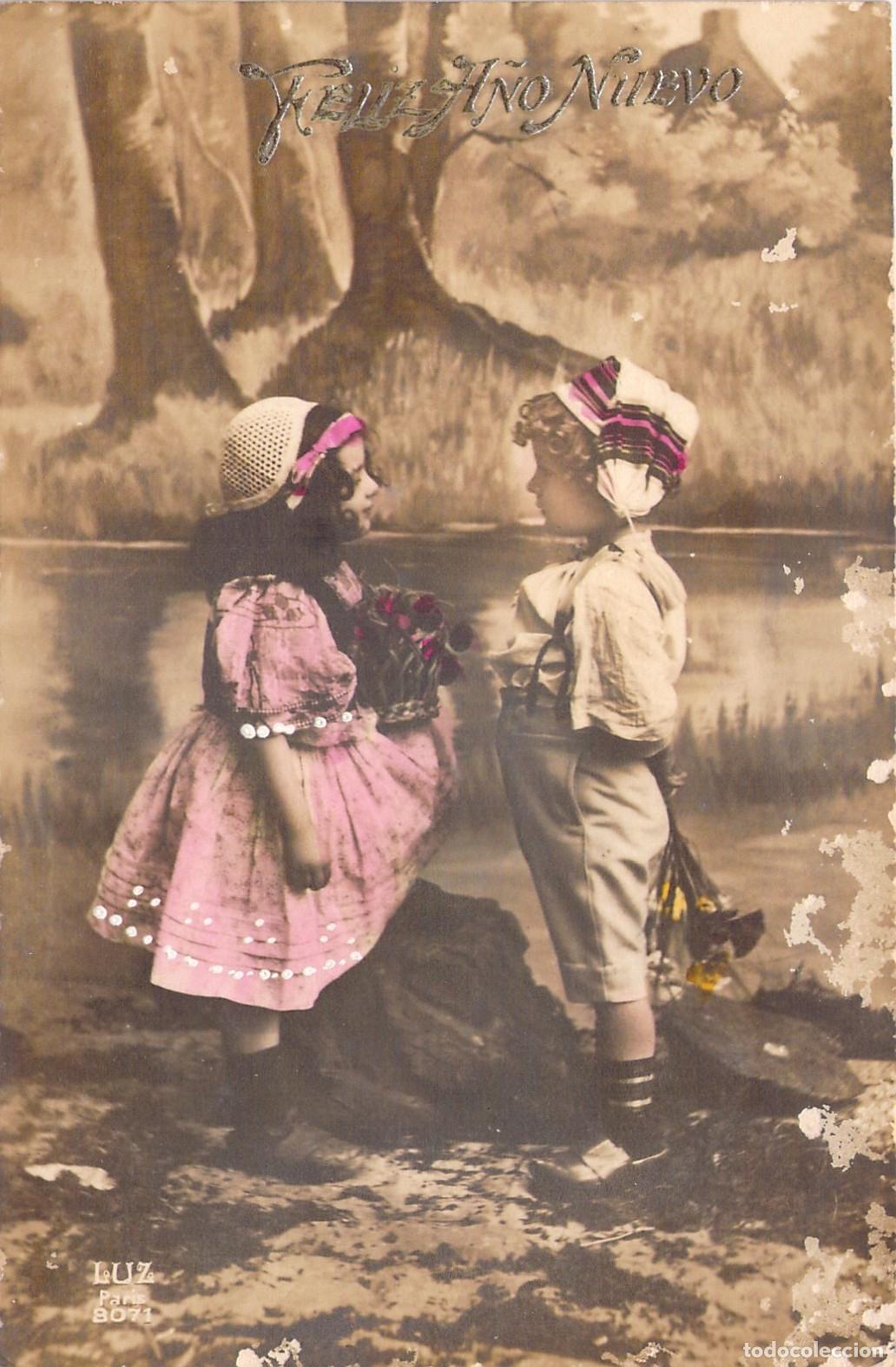 Postales: Postal de Feliz A&ntilde;o Nuevo con ni&ntilde;os y flores