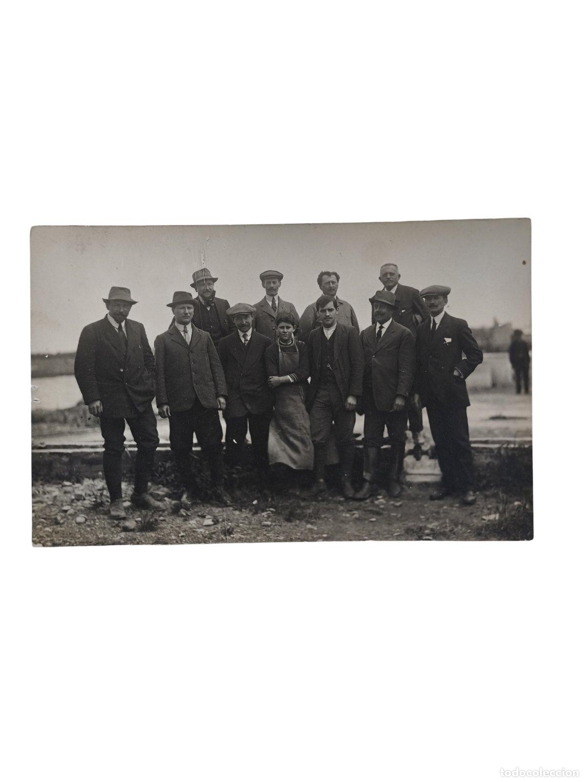 Postales: Fotograf&iacute;a Antigua Retrato Grupo Hombres Traje Sombreros Gorras RPPC c. 1910-1920 14x9 cm
