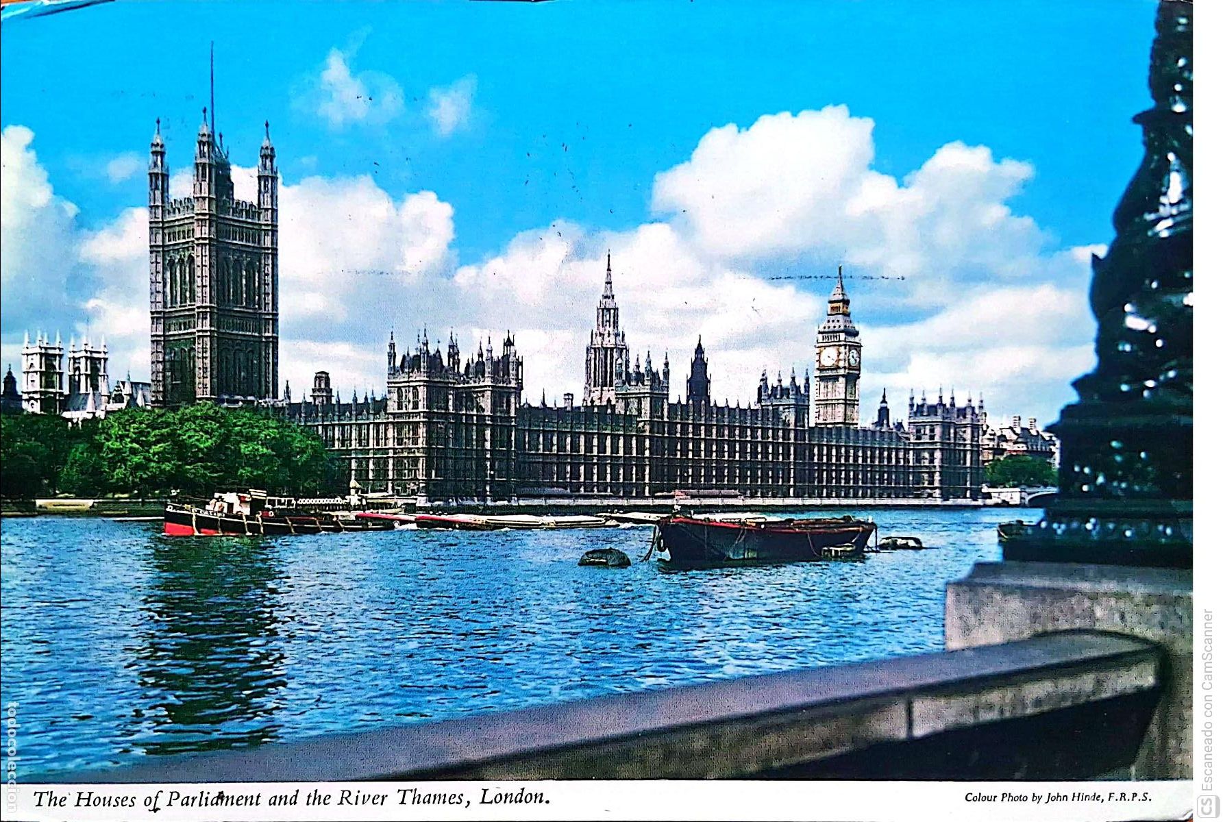 Postales: Londres. 2L28 The Houses of Parliament and the river Thames. Usada con sello. Color