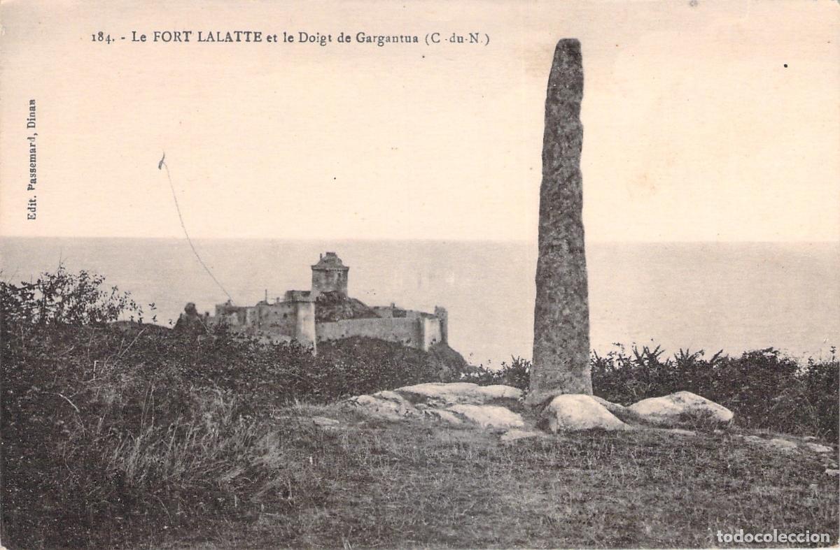 Cartoline: Postal de Fort La Latte y el Doigt de Gargantua en Breta&ntilde;a