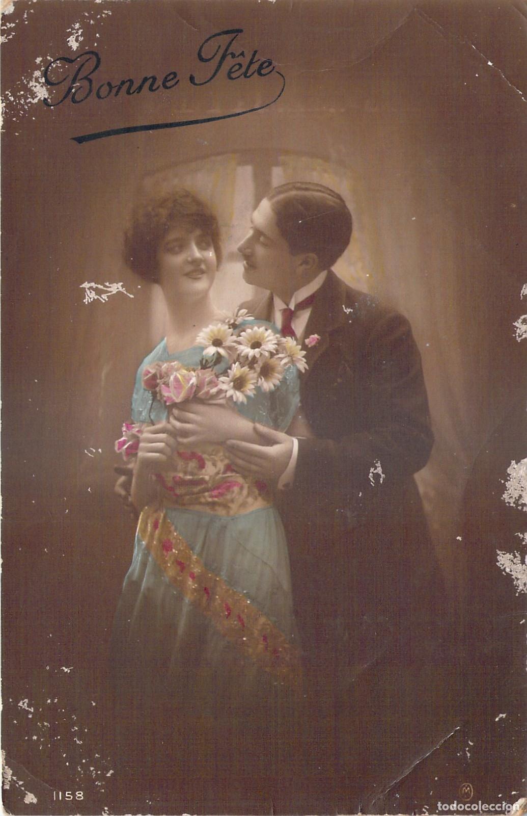 Postcards: Postal antigua de pareja rom&aacute;ntica con flores