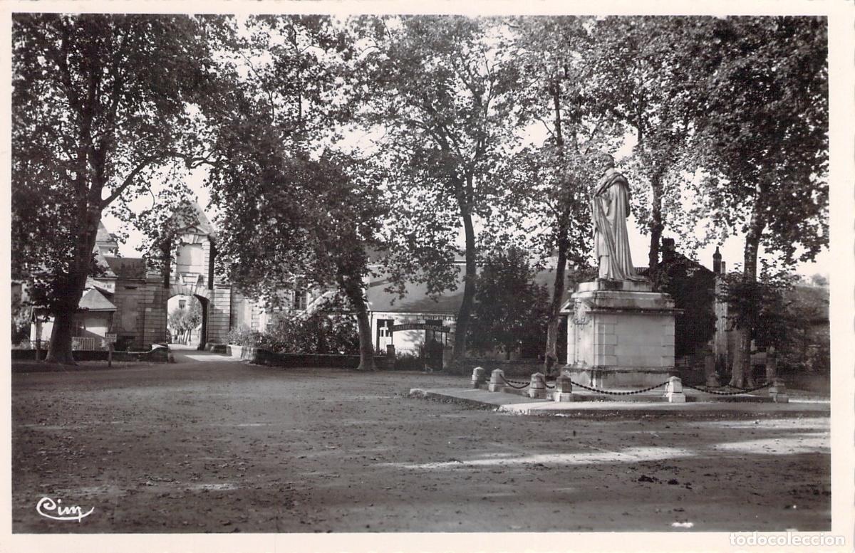 Postais: Postal de la estatua del Cardenal y la Porte de Chatellerault en Richelieu
